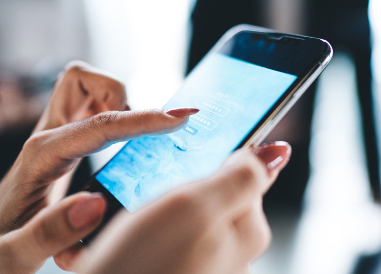 スマホでSNS運用しているイメージ